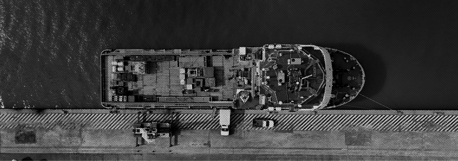 Vista aérea de embarcación en puerto de Campeche