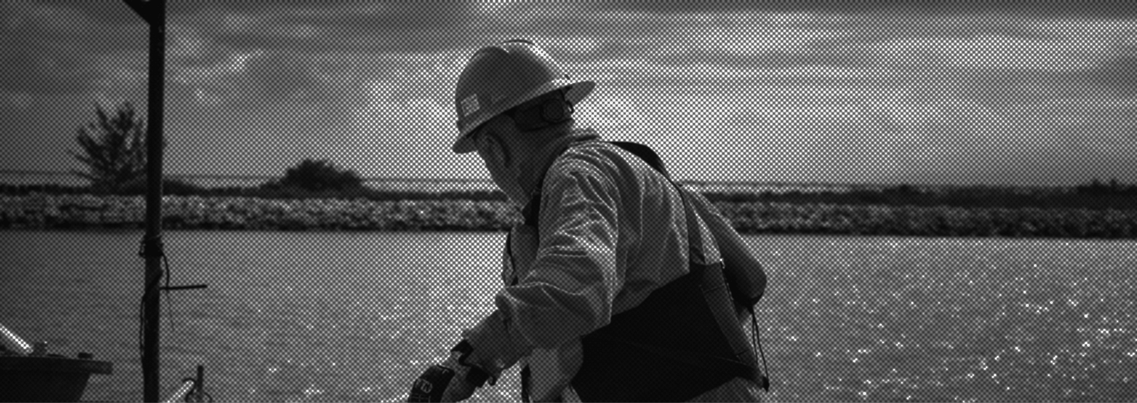 Trabajador portuario en las instalaciones de la API Campeche
